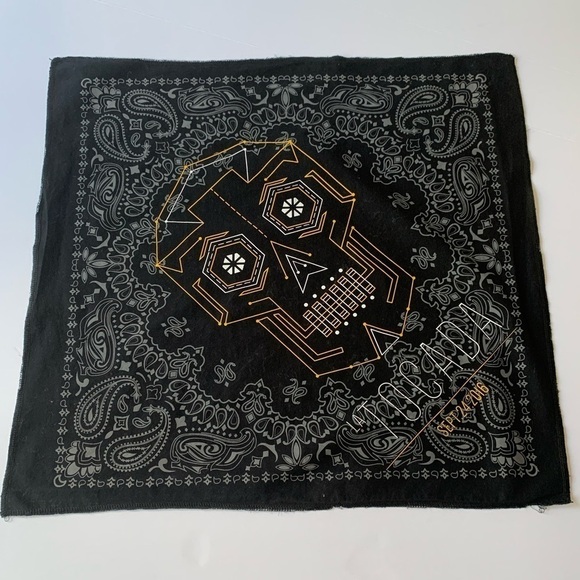 Handkerchief Skull - Picture 1 of 4